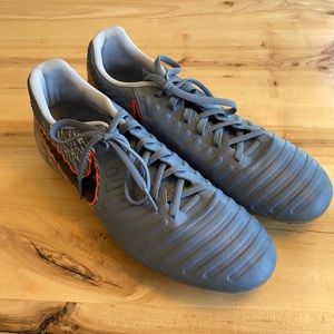 Men’s Nike Tienpo soccer cleats